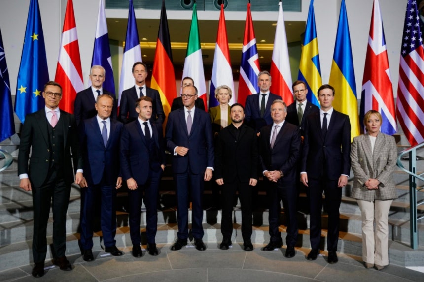 [베를린=AP/뉴시스] 볼로디미르 젤렌스키(앞줄 가운데) 우크라이나 대통령이 15일(현지 시간) 독일 베를린의 연방 총리실에서 열린 우크라이나 정상회의에 앞서 각국 정상들과 함께 단체 사진을 찍고 있다.2025.1