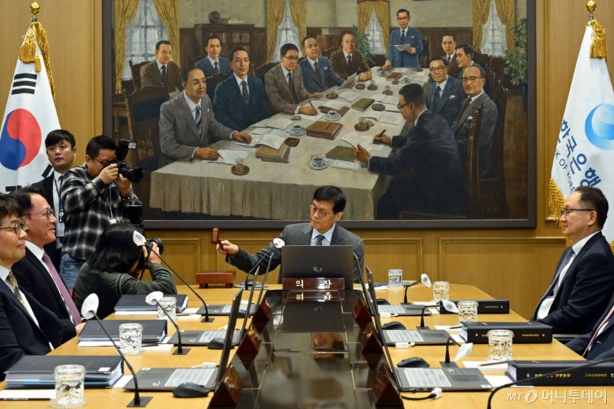이창용 한국은행 총재가 27일 서울 중구 한국은행에서 열린 금융통화위원회 본회의에서 의사봉을 두드리고 있다./사진=뉴스1