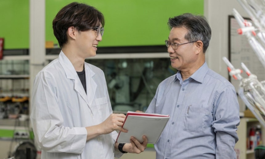 박태교 인투셀 대표(오른쪽)이 연구자와 대화를 나누고 있다./사진=인투셀