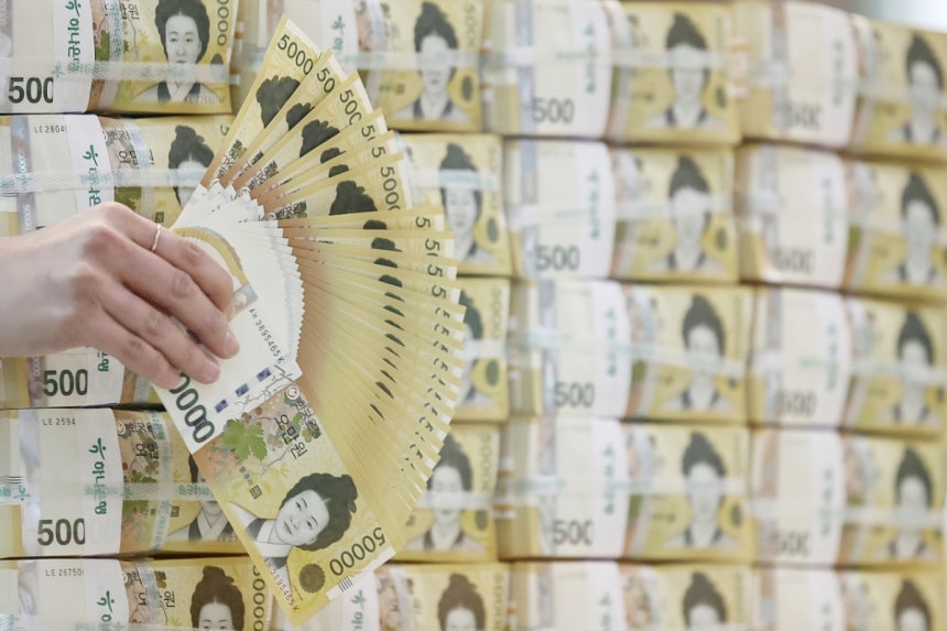 (서울=뉴스1) 민경석 기자 = 기준금리 인하와 유동성 공급 등으로 시중에 풀린 현금이 사상 처음 200조 원 돌파를 눈앞에 두게 됐다.19일 한국은행에 따르면 지난달 말 화폐발행잔액은 전월 대비 6조 4463억