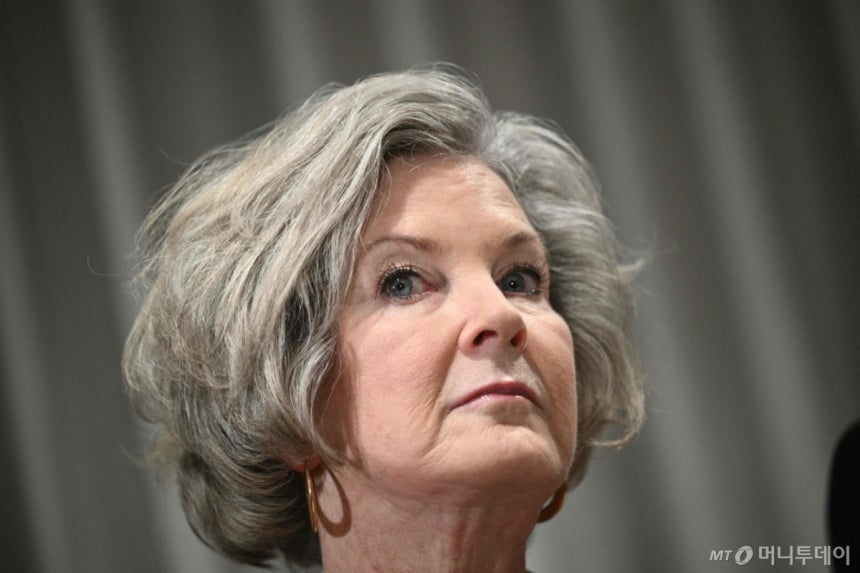 (캐내내스키스 AFP=뉴스1) 강민경 기자 = 수지 와일스 백악관 비서실장이 지난 6월 16일 캐나다 캐내내스키스에서 열린 주요 7개국(G7) 정상회의에서 도널드 트럼프 대통령을 보좌하고 있다.2025.6.16 