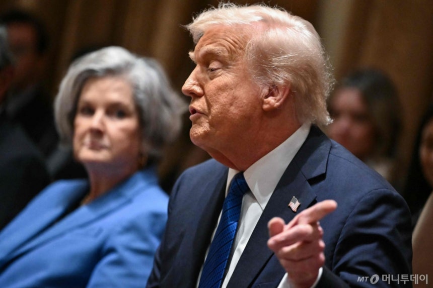 (워싱턴 AFP=뉴스1) 우동명 기자 = 도널드 트럼프 미국 대통령이 25일(현지시간) 워싱턴 백악관에서 열린 미국 대사들과 회의에 수지 와일스 비서실장과 참석을 하고 있다.2025.03.26 ⓒ AFP=뉴스1 