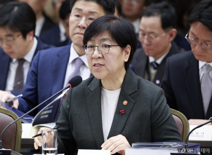 [세종=뉴시스] 최동준 기자 = 정은경 보건복지부 장관이 16일 세종시 정부세종컨벤션센터에서 열린 보건복지부(질병관리청)·식품의약품안전처 업무보고에서 발언하고 있다.2025.12.16.photocdj@newsis