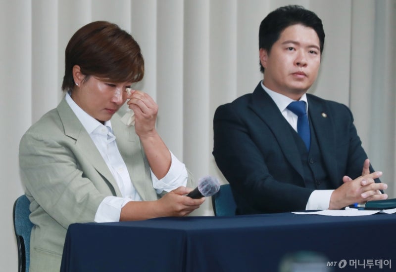 <b>박세리</b> 눈물 흘리며 고발한 아버지...'<b>사문서 위조</b>' 징역형 집유
