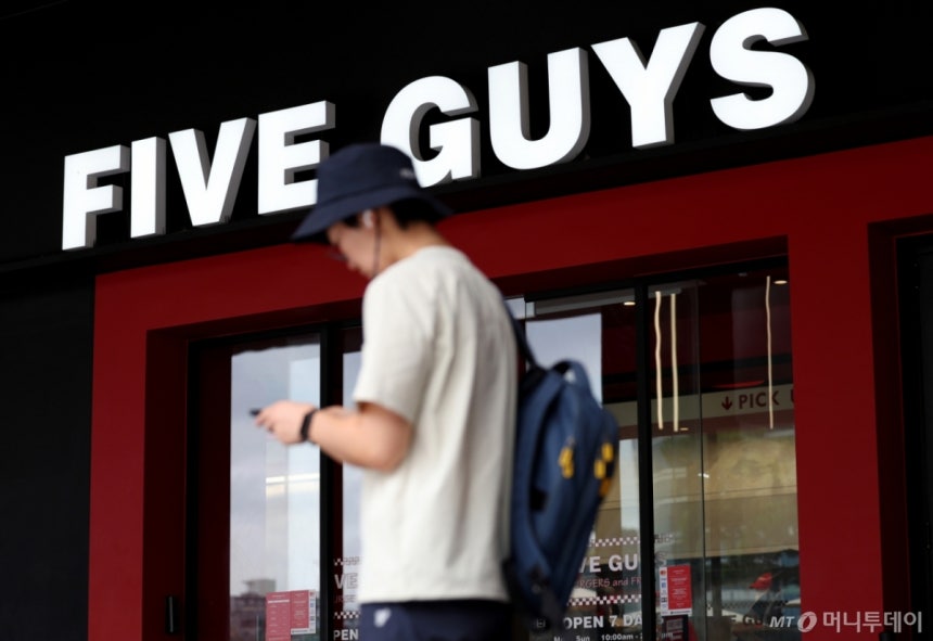 [김승연 한화그룹 회장의 삼남인 김동선 한화갤러리아 부사장이 국내에 들여온 미국 수제버거 브랜드 '파이브가이즈(Five Guys)'가 매각설과 관련해 "다양한 방안을 검토 중"이라고 밝혔다.  파이브가이즈 관계자는