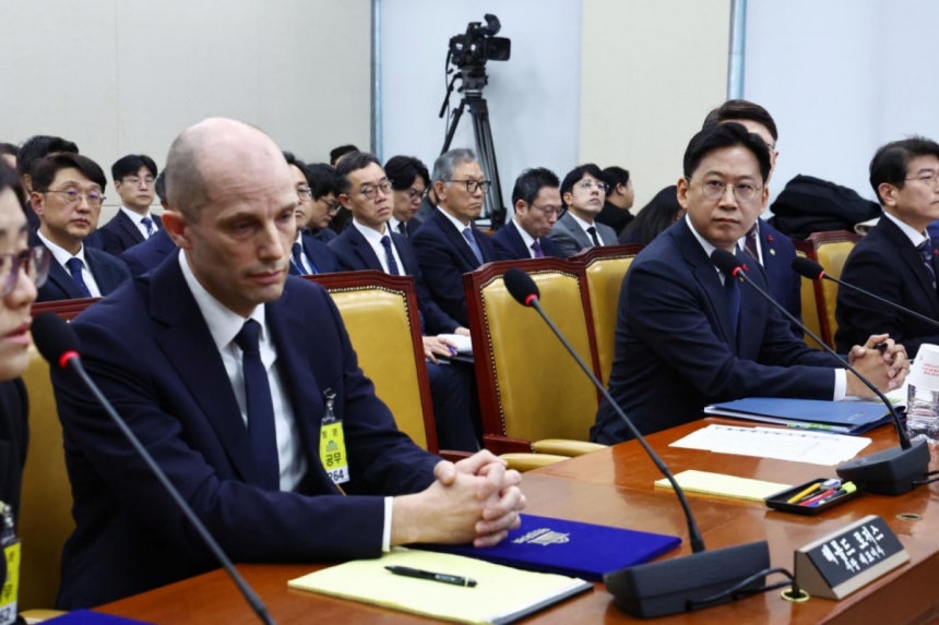 배경훈(오른쪽) 부총리 겸 과학기술정보통신부 장관과 해롤드 로저스 쿠팡 임시 대표가 17일 오전 서울 여의도 국회 과학기술정보방송통신위원회 전체회의에서 열린 쿠팡 침해사고 관련 청문회에 출석해 있다./사진=뉴시스 