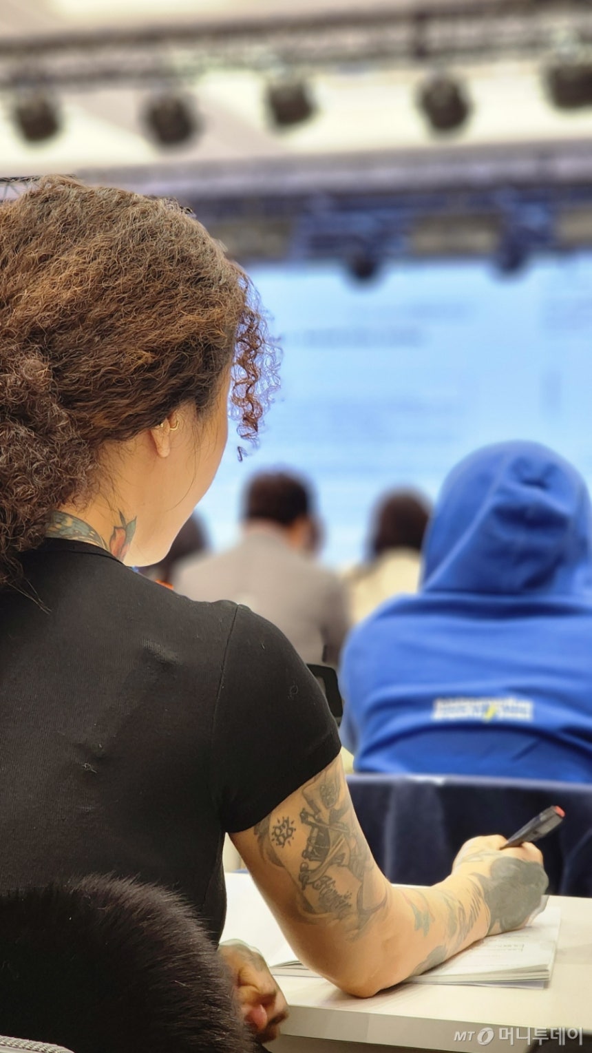 이날 의협회관 대강당에서 한 문신사가 위생교육 내용을 필기하고 있다./사진=정심교 기자