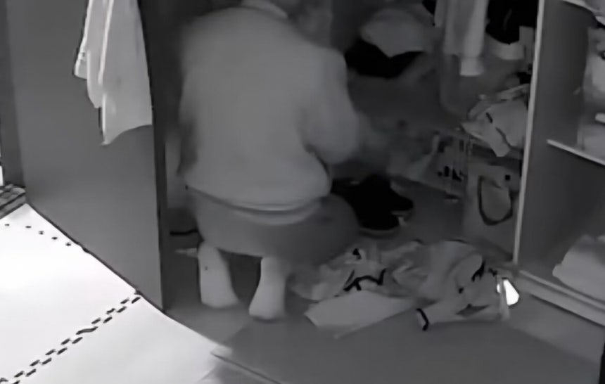 지난 5월27일 0시 57분쯤 경북 안동의 한 아파트를 무단침입한 스토킹 범죄 피의자 30대 A씨가 피해자의 옷장을 뒤지고 있는 모습이 홈캠에 찍혔다/사진=뉴스1