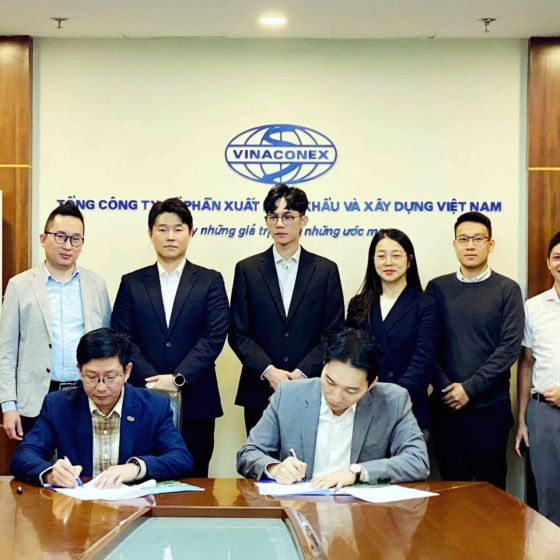 박종은 창소프트아이앤아이 부대표가 베트남에서 JV설립을 체결하는 모습/자료사진=창소프트아이앤아이