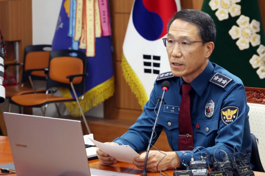 유재성 경찰청장 직무대행이 1일 오전 서울 서대문구 경찰청 무궁화회의실에서 열린 '전국 경찰 지휘부 화상회의'에서 모두발언을 하고 있다.이날 회의에서 경찰은 '12·3 비상계엄’을 1년 앞두고 국회 출입을 통제