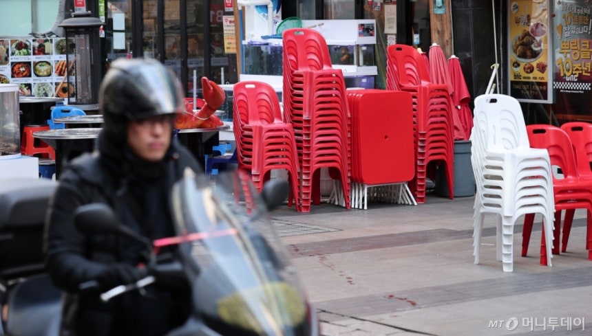 (서울=뉴스1) 김성진 기자 = 사진은 이날 서울 중구 명동의 한 음식점이 손님을 위한 테이블을 준비한 채 대기 중인 모습.2025.2.3./뉴스1 Copyright (C) 뉴스1.All rights reser
