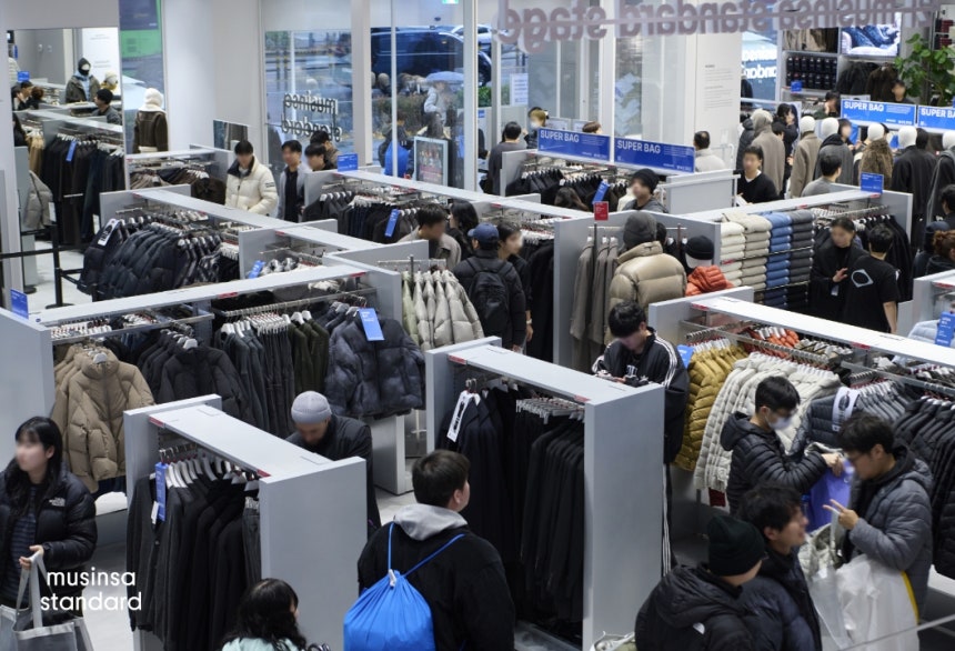 무신사 스탠다드 홍대 플래그십스토어에서 쇼핑중인 고개들의 모습./사진제공=무신사.