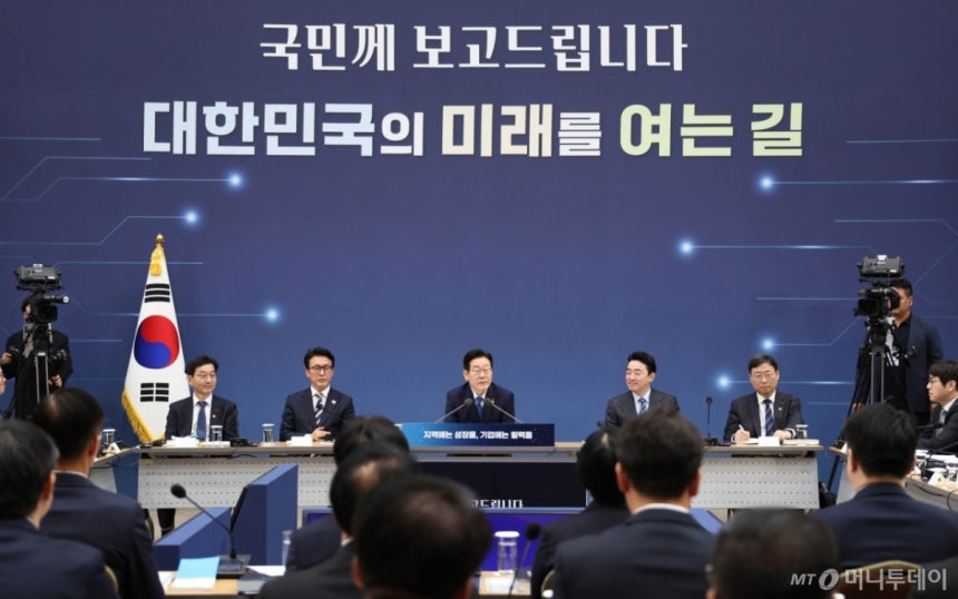 [세종=뉴시스] 최동준 기자 = 이재명 대통령이 17일 세종시 정부세종컨벤션센터에서 열린 산업통상자원부·지식재산처·중소벤처기업부 업무보고에서 발언하고 있다.2025.12.17./사진=(대통령실통신사진기자단) 