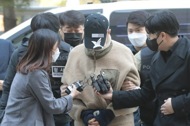 2020년 12월 누나를 흉기로 살해한 혐의를 받는 윤모씨가 영장실질심사를 받기 위해 이동 중인 모습./사진=뉴스1 