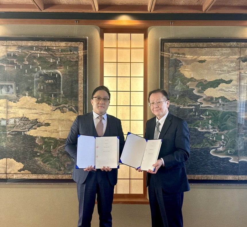 이승진 메디포스트 글로벌사업본부장 겸 일본법인 대표이사 본부장(왼쪽)과 아키라 나카가와 테이코쿠 제약 국제사업 총괄 전무 겸 이사(오른쪽)가 무릎골관절염 줄기세포 치료제 '카티스템'의 일본 내 상업화를 위한 독점 판