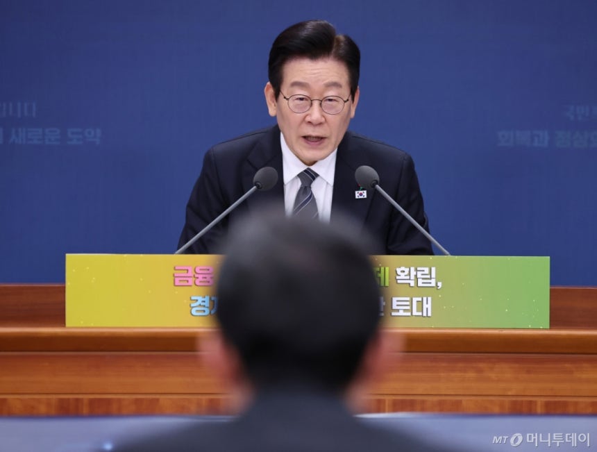 [서울=뉴시스] 고범준 기자 = 이재명 대통령이 19일 서울 종로구 정부서울청사 별관에서 열린 금융위원회·공정거래위원회 업무보고에서 이억원 금융위원장에게 질문하고 있다.(대통령실통신사진기자단) 2025.12.19.