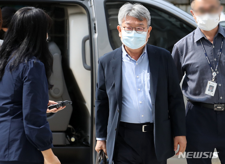 민유성 전 산업은행장이 2022년 7월14일 오후 서울 서초구 서울중앙지방법원에서 열린 구속 전 피의자심문(영장실질심사)에 출석하고 있다./사진=뉴시스.