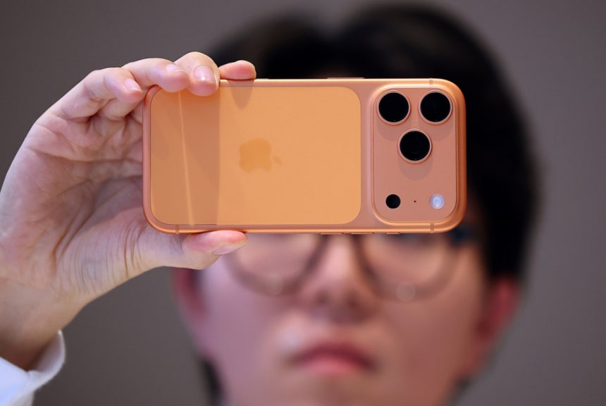 '아이폰17프로 맥스'를 살펴보고 있다./사진=뉴스1 