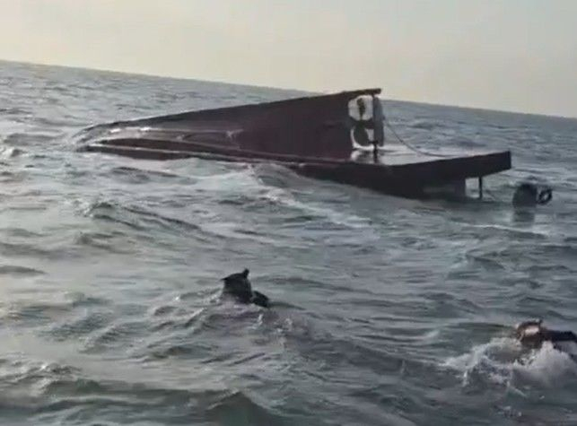  19일 오후 인천 옹진군 선미도 북방 약 13㎞(7해리) 해상에서 5명이 승선한 7.9톤짜리 어선이 전복됐다.해경이 구조 작업을 벌이는 모습./사진=뉴시스 (인천해양경찰서 제공) 