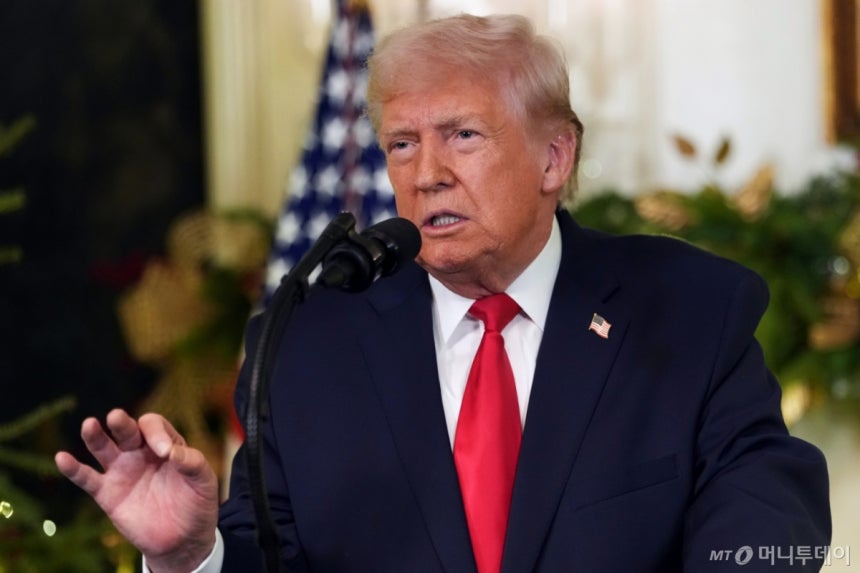 도널드 트럼프 미국 대통령이 지난 17일(현지시간) 백악관 외교 접견실에서 대국민 담화를 하고 있다./워싱턴DC AP=뉴시스