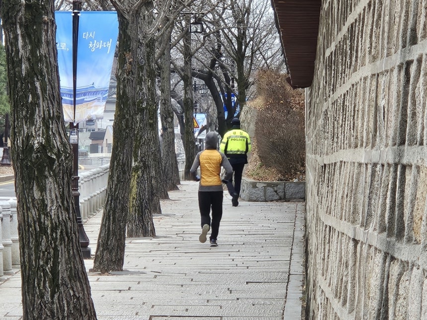 19일 오전 서울 종로구 청와대 인근을 달리는 한 시민의 모습.경찰 곁을 지나가도 제지는 없었다./사진=박상혁 기자.