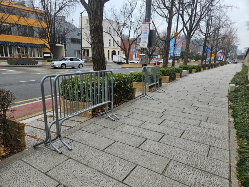 19일 오전 서울 종로구 청와대 인근 러닝 코스에 접근 차단 구조물 4개가 놓인 모습./사진=박상혁 기자.