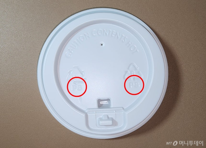 뜨거운 커피 뚜껑, 입대고 마시면 안 되는 이유? 😱