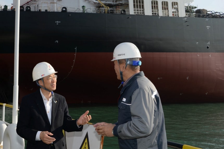 19일 경남 창원에 위치한 중견 조선사 '케이조선'을 찾은 황기연 한국수출입은행장(왼쪽)이 김찬 케이조선 대표(오른쪽)와 대화 중이다./사진제공=한국수출입은행