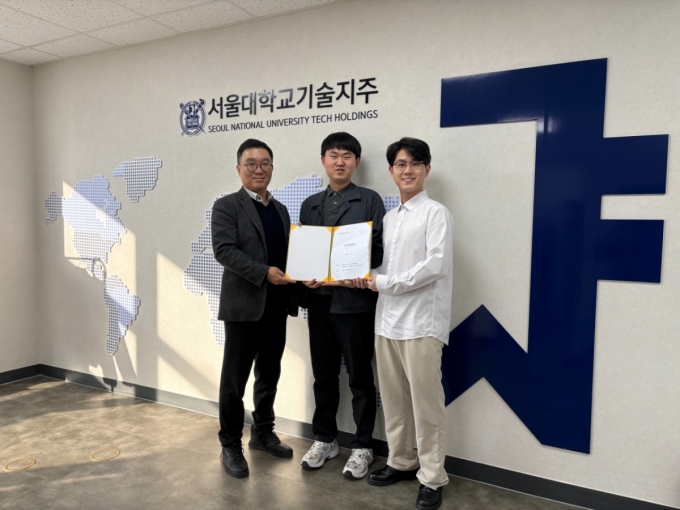 (사진 좌측부터) 서울대학교기술지주 목승환 대표,레비오사에이아이 주하람 대표,주하담 공동창업자/사진제공=서울대기술지주
