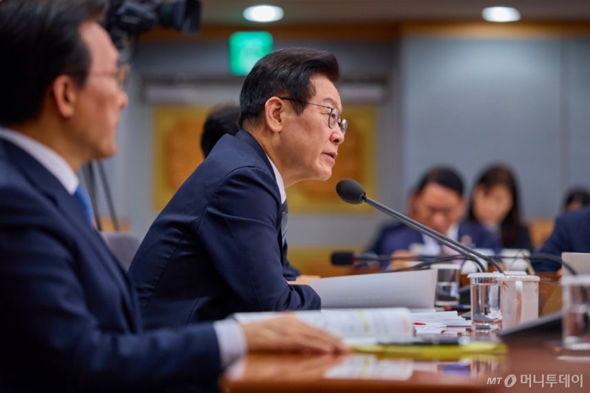 (서울=뉴스1) 허경 기자 = 이재명 대통령이 19일 서울 종로구 정부서울청사 별관에서 열린 법무부(대검찰청)·성평등가족부 업무보고에서 발언하고 있다.(대통령실 제공.재판매 및 DB 금지) 2025.12.19/뉴