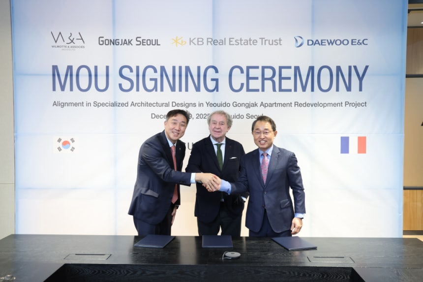 대우건설,빌모트,공작아파트 운영위 주요 관계자들이 MOU 체결식에서 악수하고 있다./ 왼쪽부터 대우건설 도시정비사업담당 도정훈 상무,프랑스 빌모트사 회장 장미셸 빌모트,<a href=