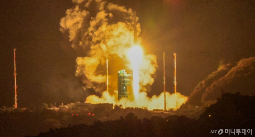  한국형 발사체 누리호(KSLV-Ⅱ)가 11월 27일 새벽 전남 고흥군 나로우주센터에서 4차 발사를 맞아 우주로 날아오르고 있다.사잔=/뉴스1 