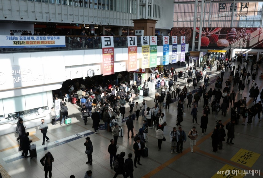 [서울=뉴시스] 김진아 기자 = 전국철도노동조합(철도노조) 총파업을 하루 앞둔 22일 서울역에 파업 관련 현수막이 붙어있다.코레일은 노조 총파업 시 수도권 전철(서울지하철 1·3·4호선,수인분당선,경의중앙