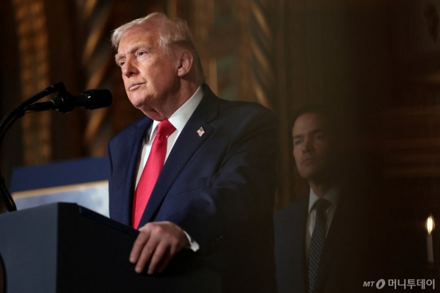 (팜비치 로이터=뉴스1) 김지완 기자 = 22일(현지시간) 도널드 트럼프 미국 대통령이 플로리다주 마러라고에서 해군의 신형 '황금 함대'(Golden Fleet) 관련 발표를 하고 있다.2025.12.22 ⓒ 로