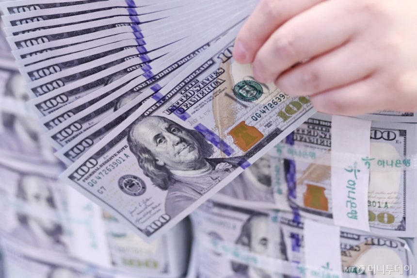 (서울=뉴스1) 민경석 기자 = 25일 서울 중구 하나은행 위변조대응센터에서 직원이 100달러 지폐를 살펴보고 있다.2025.4.25/뉴스1 