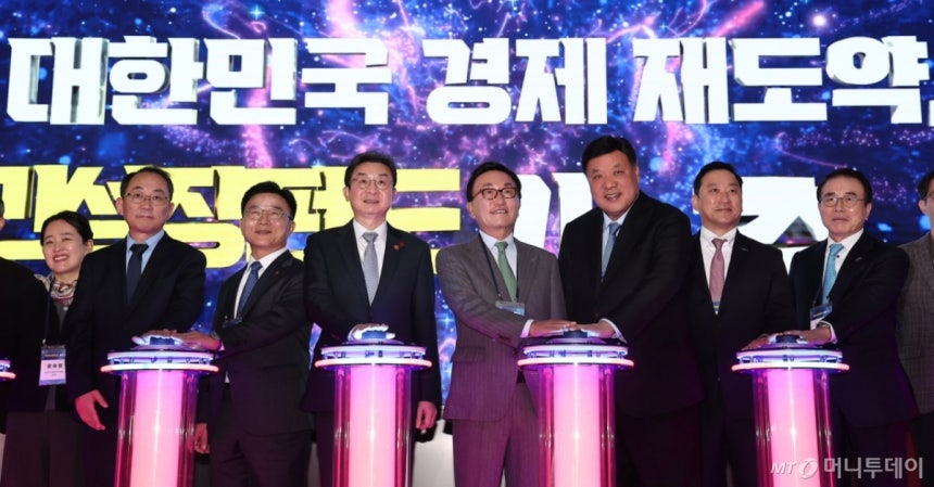 (서울=뉴스1) 김성진 기자 = 박상진 산업은행 회장(왼쪽 세 번째부터),이억원 금융위원장,박현주 미래에셋 회장,서정진 셀트리온그룹 회장 등 참석자들이 11일 서울 여의도 산업은행 본점에서 열린 국민성장펀드 출