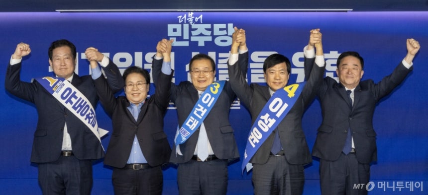 [서울=뉴시스] 국회사진기자단 = 유동철(왼쭉부터), 문정복, 이건태, 이성윤, 강득구 최고위원 후보들이 23일 서울 영등포구 여의도 중앙당사에서 열린 더불어민주당 최고위원 선출을 위한 1차 합동연설회에서 기념촬영을