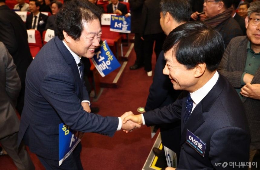 [서울=뉴시스] 김명년 기자 = 더불어민주당 최고위원 보궐선거에 출마한 이성윤(오른쪽) 의원과 유동철 부상수영구지역위원장이 18일 오전 서울 여의도 국회 의원회관에서 열린 서영교 의원 주최 서울서울서울 특별위원회 발