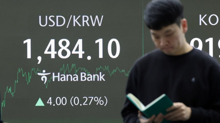 23일 오후 서울 중구 하나은행 딜링룸 전광판에 원/달러 환율이 표시돼 있다.서울 외환시장에서 원/달러 환율은 전일 오후 3시30분 주간거래 종가 대비 3.50원 오른 1483.60원을 기록했다./사진=뉴스1