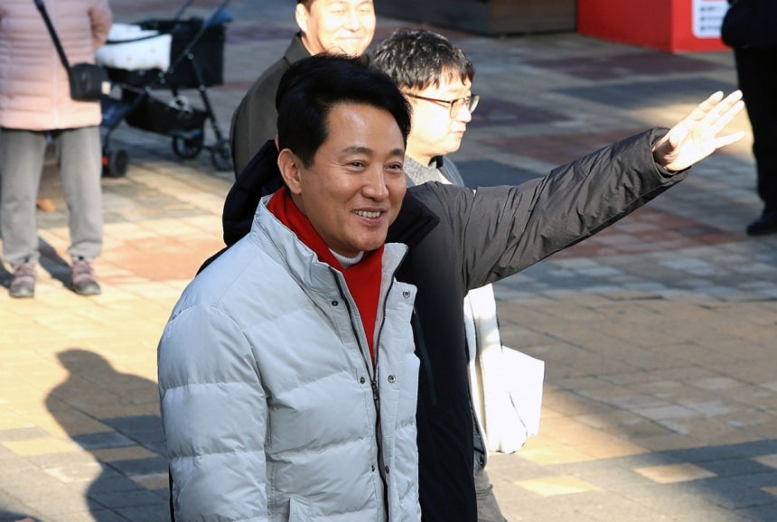 (서울=뉴스1) 이호윤 기자 = 오세훈 서울시장이 크리스마스 이브를 맞이한 24일 서울 광진구 뚝섬한강공원에 현장방문을 하고 있다.서울시는 뚝섬한강공원일대에서 크리스마스를 맞이해 19일부터 25일까지 7일간 뚝섬한