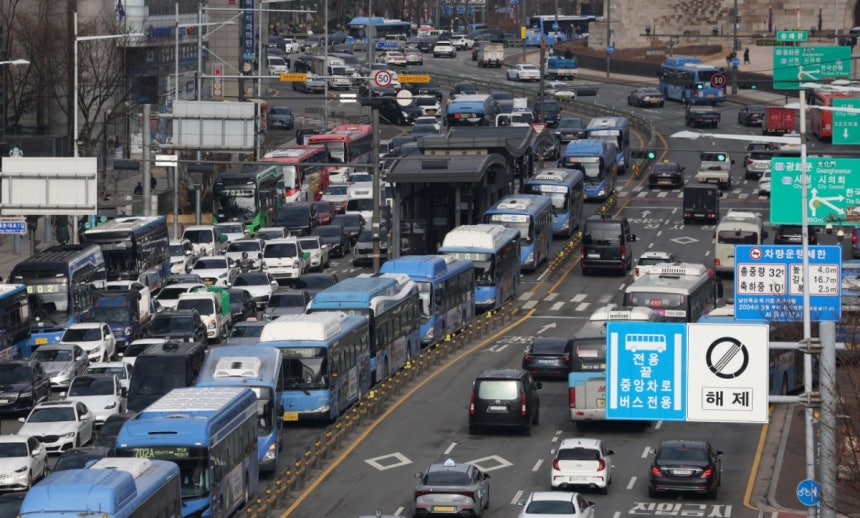 서울 시내버스 노사 임금·단체협약 협상이 결렬됨에 따라 서울시 버스노동조합이 총파업 돌입을 결의했다.서울시 버스노조는 24일 지부위원장 회의를 열고 내년 1월 13일 파업 돌입을 예고했다.사진은 이날 서울 중구 