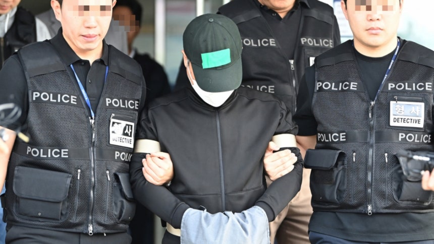 부모와 처자식 등 일가족 5명을 살해한 혐의로 구속된 50대 가장 A씨가 지난 4월 용인동부경찰서에서 검찰로 송치되는 모습./사진=뉴시스