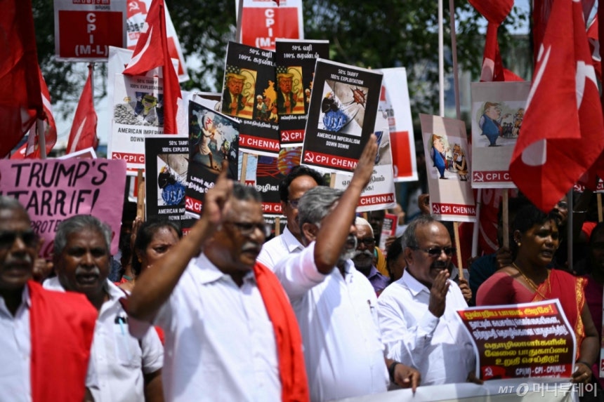 (첸나이 AFP=뉴스1) 심서현 기자 = 인도 공산당 당원들이 5일(현지시간) 인도 첸나이에서 도널드 트럼프 미국 대통령의 관세 정책에 항의하는 시위를 벌이고 있다.2025.09.05.ⓒ AFP=뉴스1 Cop
