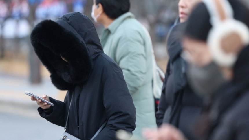 크리스마스인 25일 찬 공기가 내려오면서 한겨울 추위가 찾아오겠다.충남 서해안과 전라 서부 등 지역에는 비 또는 눈이 내리겠다./사진=뉴시스 