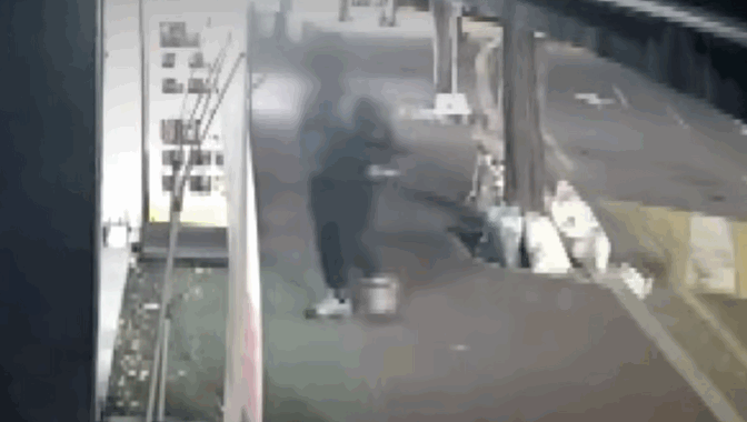 한 중년 남성이 가게 앞에 놓인 새벽 배송 보냉백에서 닭다리살을 훔쳐 가는 CCTV 영상이 공개돼 논란이다./사진=JTBC '사건반장' 캡처