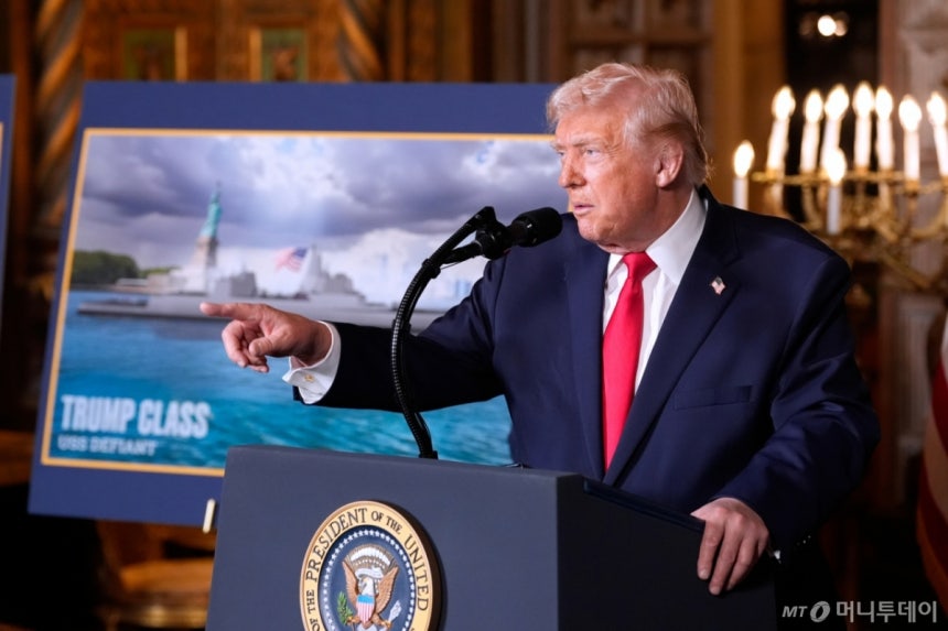 [팜비치=AP/뉴시스] 도널드 트럼프 미국 대통령이 22일(현지 시간) 플로리다주 팜비치의 마러라고 별장에서 기자회견하고 있다.트럼프 대통령은 "지난주 해군이 발표한 신예 프리깃함(호위함) 건조는 한국의 한화와 협