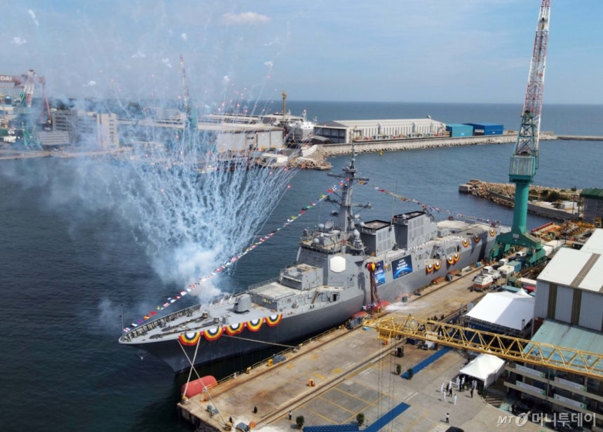 (울산=뉴스1) 조민주 기자 = HD현대중공업이 건조해 17일 진수한 8200톤급 최첨단 이지스구축함(KDX-III Batch-II) 2번함인‘다산정약용함.(HD현대중공업 제공.재판매 및 DB 금지) 2025