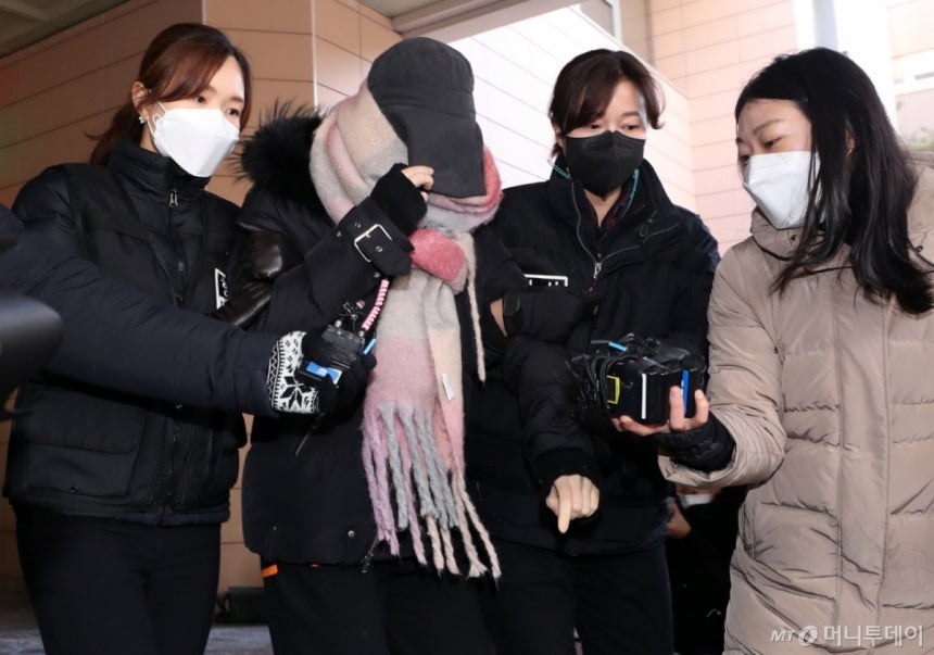 집행유예 기간 중 또 마약을 투약한 혐의를 받는 남양유업 창업주 외손녀 황하나씨가 7일 오전 마포구 서울서부지방법원에서 열린 영장실질심사를 마친 뒤 나서고 있다.