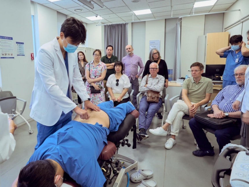 자생한방병원 의료진이 해외 의료진 대상으로 침치료를 시연하며 설명하고 있다./사진=자생한방병원