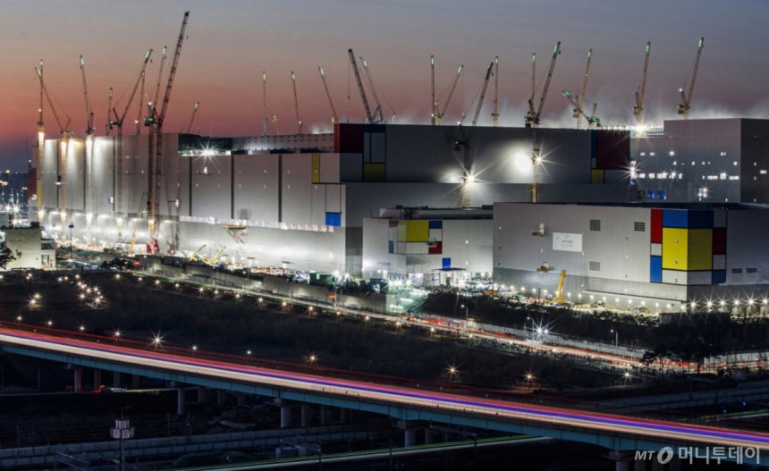 세계 최대 규모의 반도체 생산 단지인 평택 캠퍼스의 모습 /사진=평택(경기)=이기범 기자 leekb@